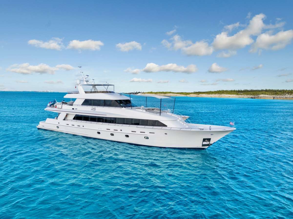 Real Summertime Sovereign 120 Luxury Yacht Charter Cruising the Bahamas